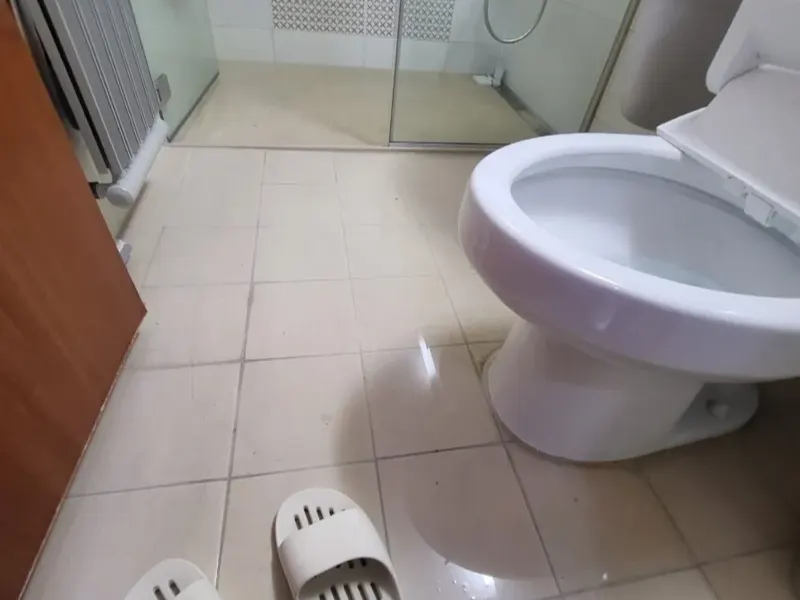 광주 물이 넘쳐 젖은 화장실 바닥